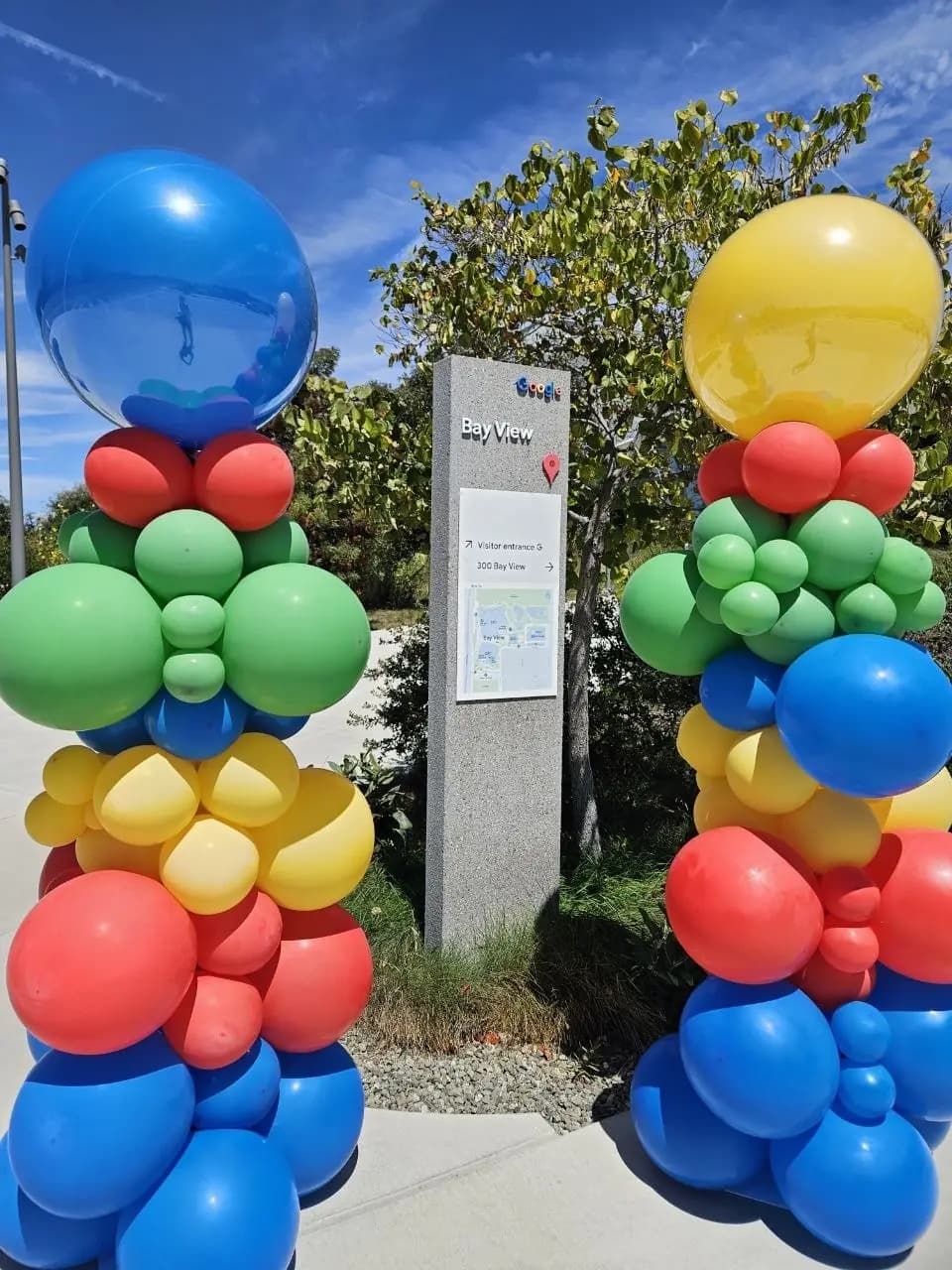 Google Bay View Campus Event Balloon Columns Mountain View — view 01