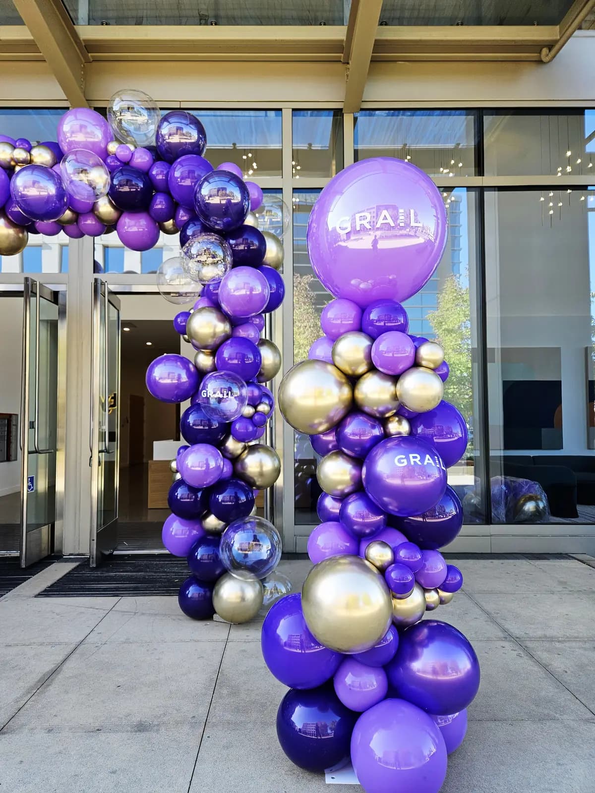 GRAIL Cityline Branded Balloon Column — view 02