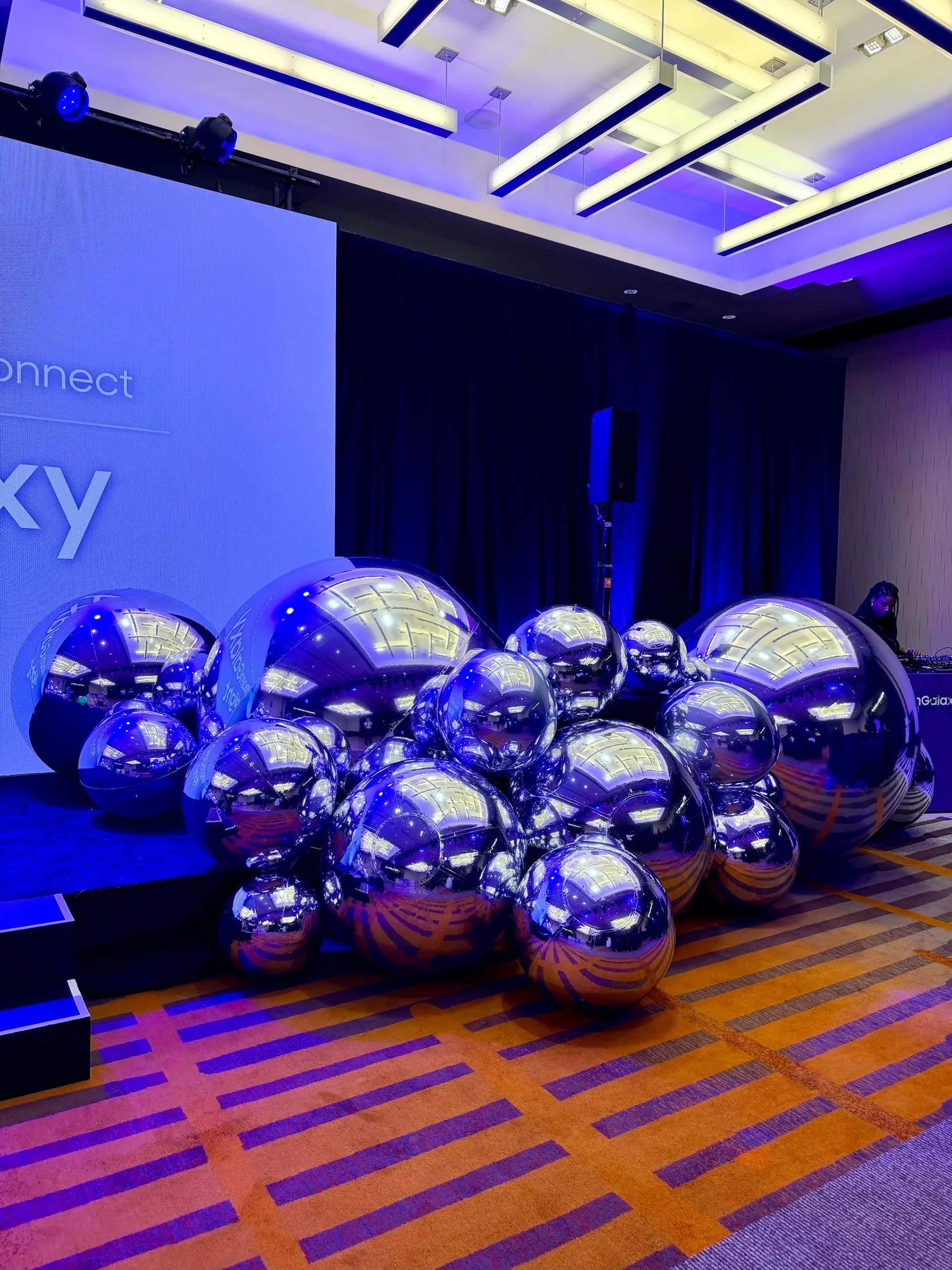 Samsung's App Launch in San Francisco, California: branded corporate balloon décor, view 2 of 5.
