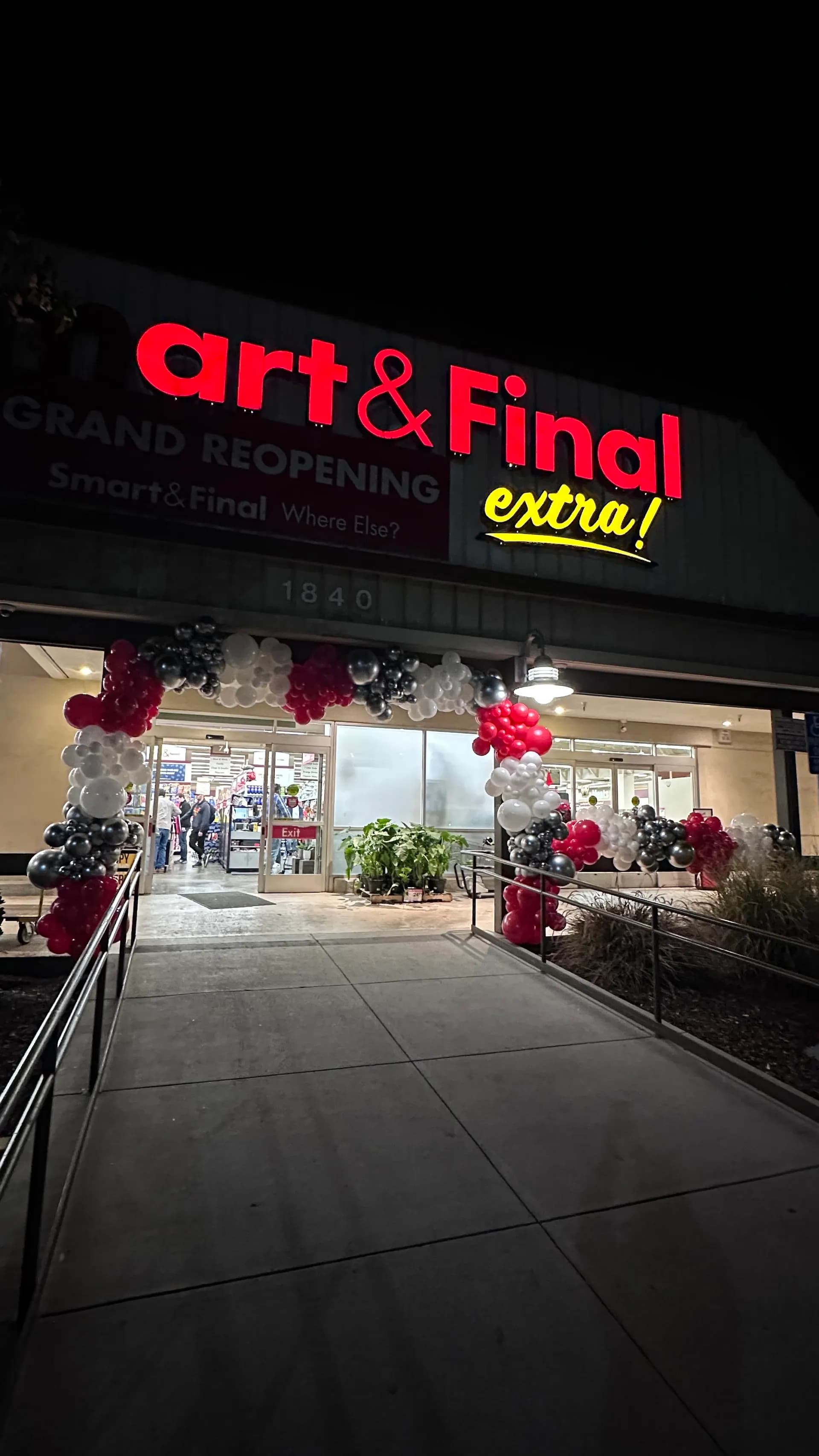 Branded entrance balloon arch for Smart & Final at the Store Grand Opening in San Francisco Bay Area.